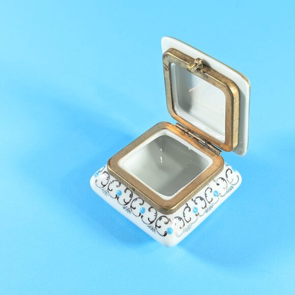 White porcelain lidded trinket box with silver, blue and pink pattern - Picture 4 of 11